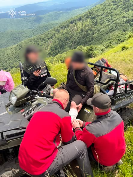 На Львівщині рятувальники евакуювали з гори Парашка травмованого туриста - 1