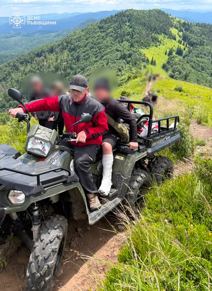 На Львівщині рятувальники евакуювали з гори Парашка травмованого туриста - 2