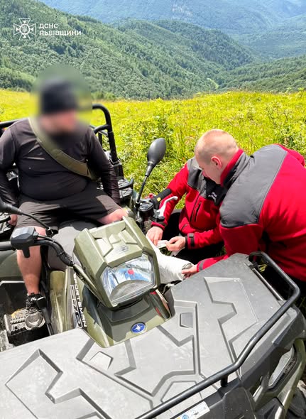 На Львівщині рятувальники евакуювали з гори Парашка травмованого туриста - 3