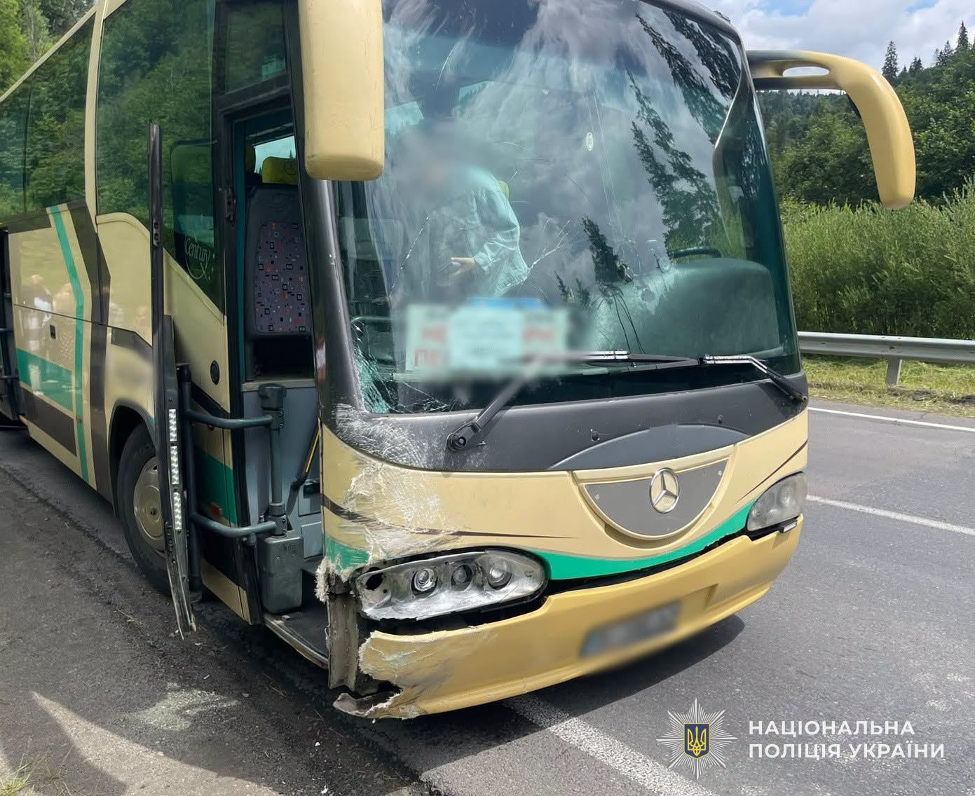 На Стрийщині легковик зіткнувся з пасажирським автобусом: є загиблий - 3