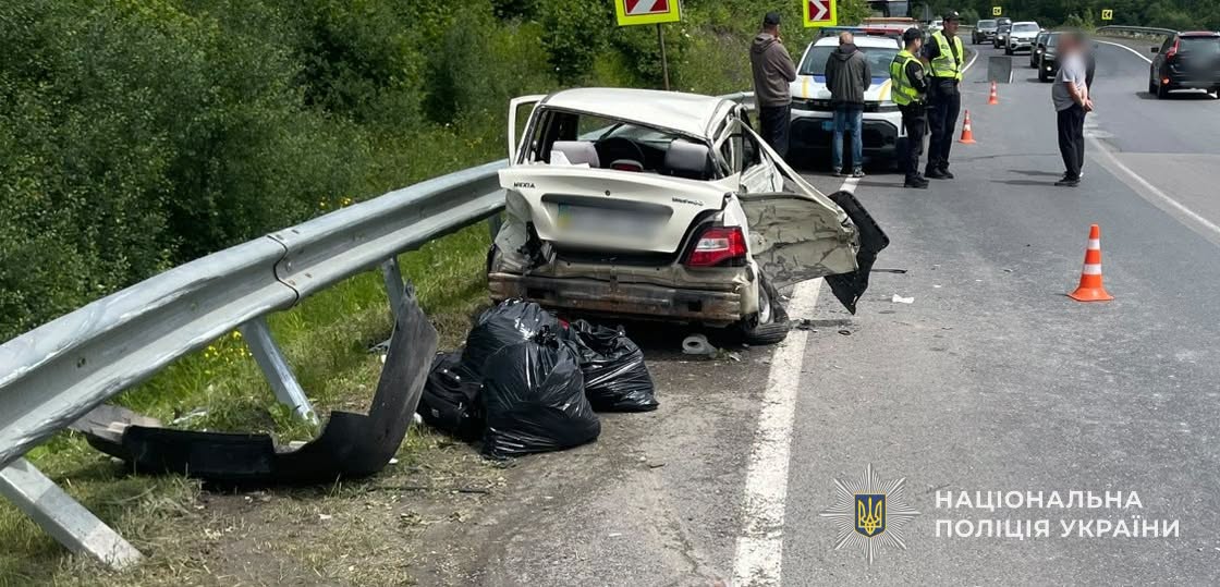 На Стрийщині легковик зіткнувся з пасажирським автобусом: є загиблий - 5