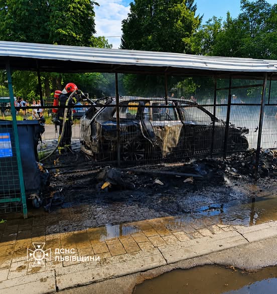 У Львові горіли контейнери та припарковане авто - 1
