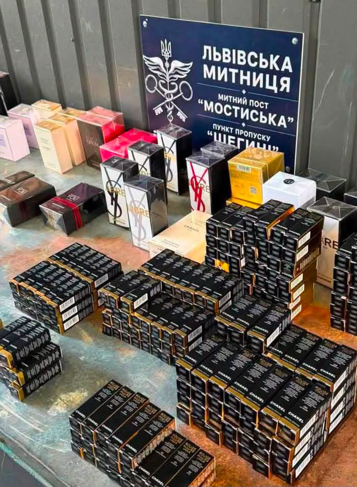 На Львівщині виявили незадекларовані парфуми на мільйон гривень - 3