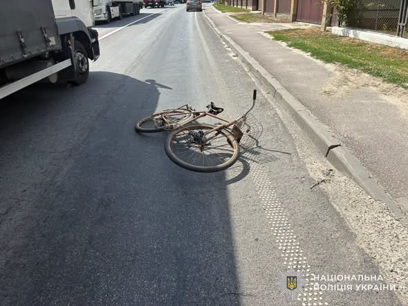 На Львівщині автомобіль збив велосипедиста: літній чоловік у лікарні - 1