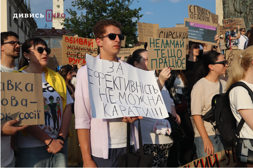 У Львові триває друга акція на підтримку Михайла Федорова та прозорість Кабміну (фото) - 9