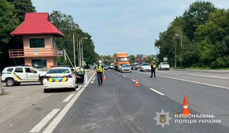 Поблизу Львова зіткнулися два авто: травмований водій - 3