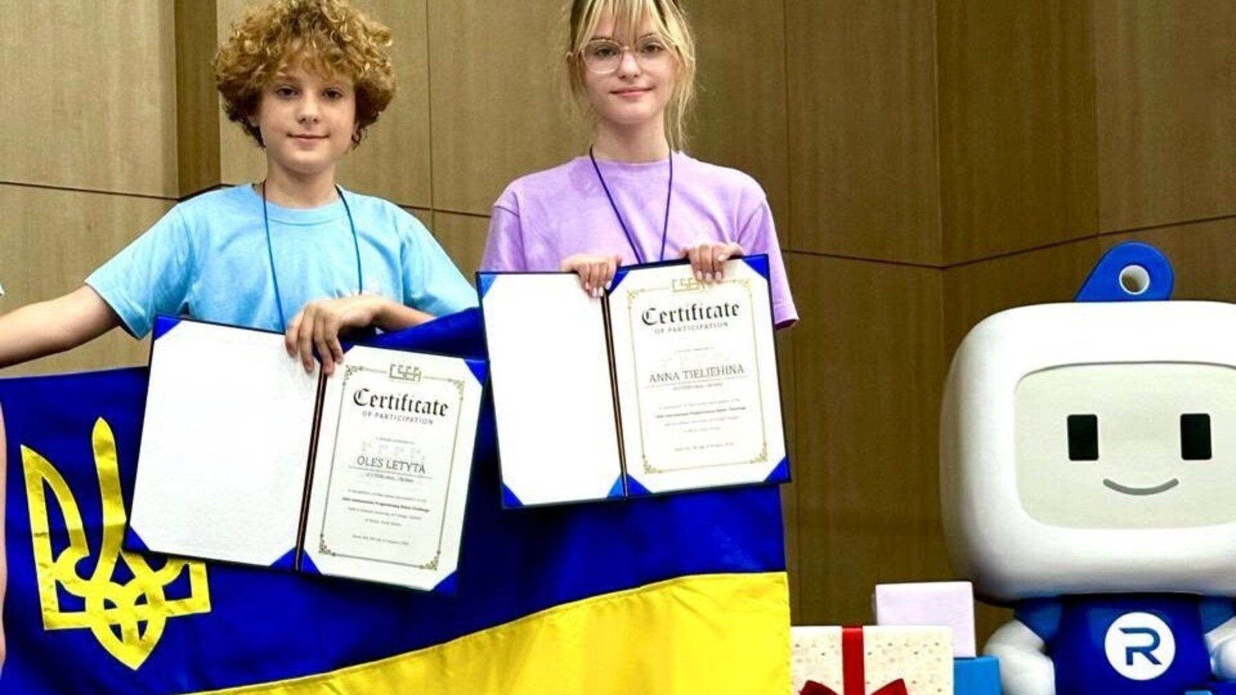 Анна Телегіна та Олесь Летити на сцені після вручення нагород.
