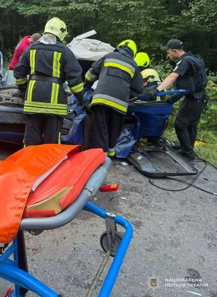На Львівщині у зіткненні авто з автобусом травмувалися 11 людей - 1