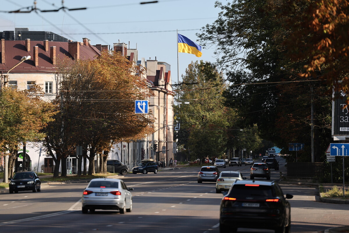 У Львові до Дня Державного Прапора урочисто підняли синьо-жовтий стяг - 1