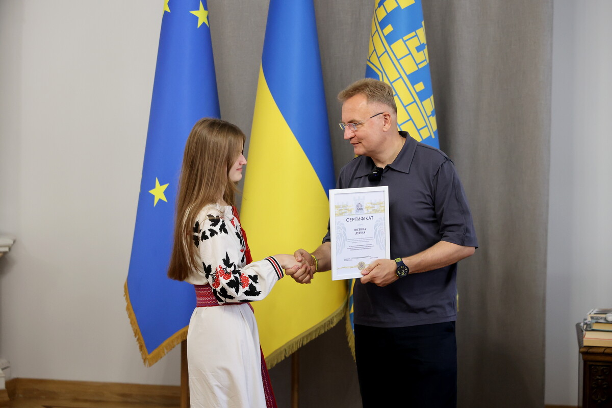 Львівські випускники отримали грошові премії за найвищі бали НМТ - 2