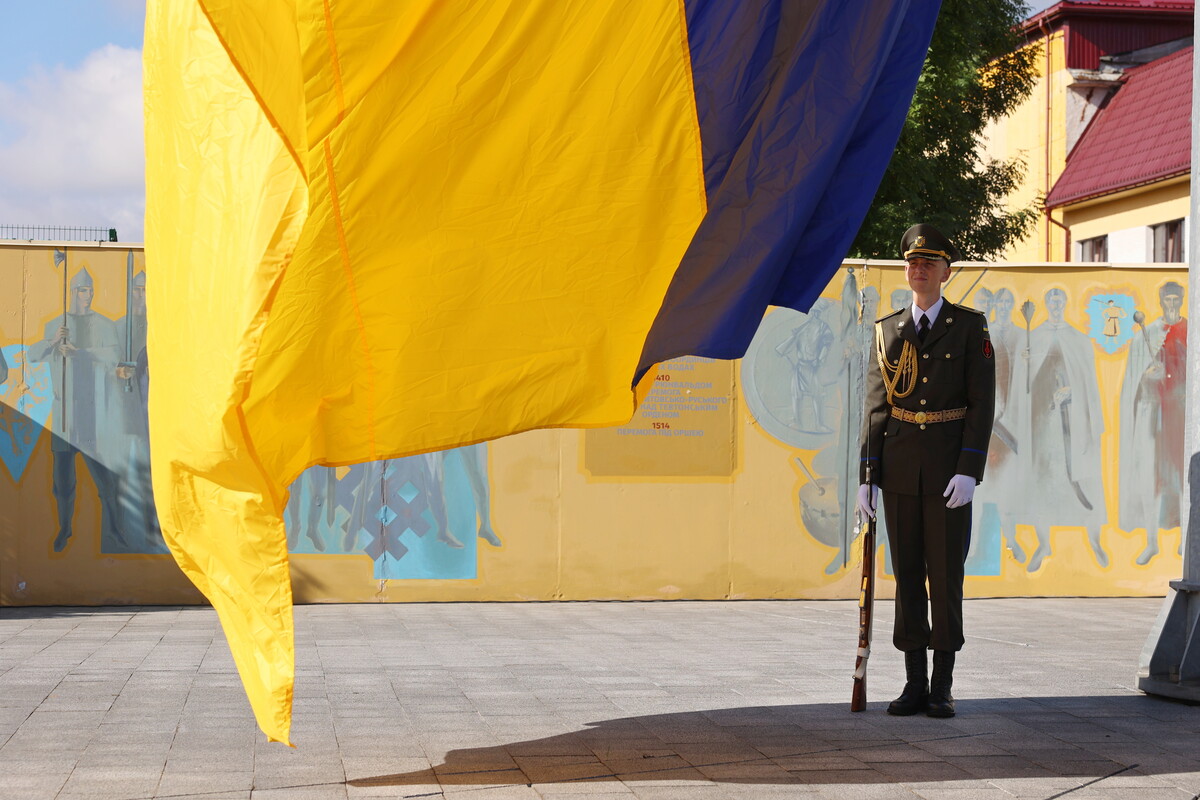 У Львові до Дня Державного Прапора урочисто підняли синьо-жовтий стяг - 5