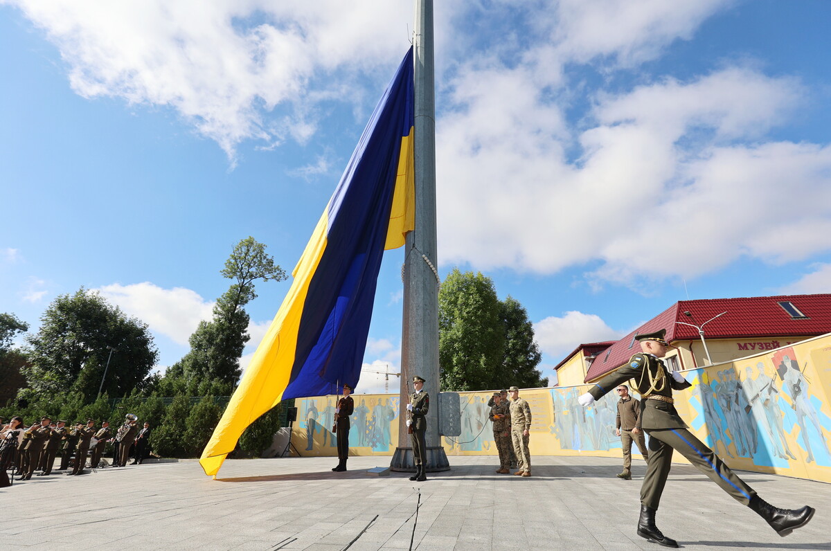 У Львові до Дня Державного Прапора урочисто підняли синьо-жовтий стяг - 6