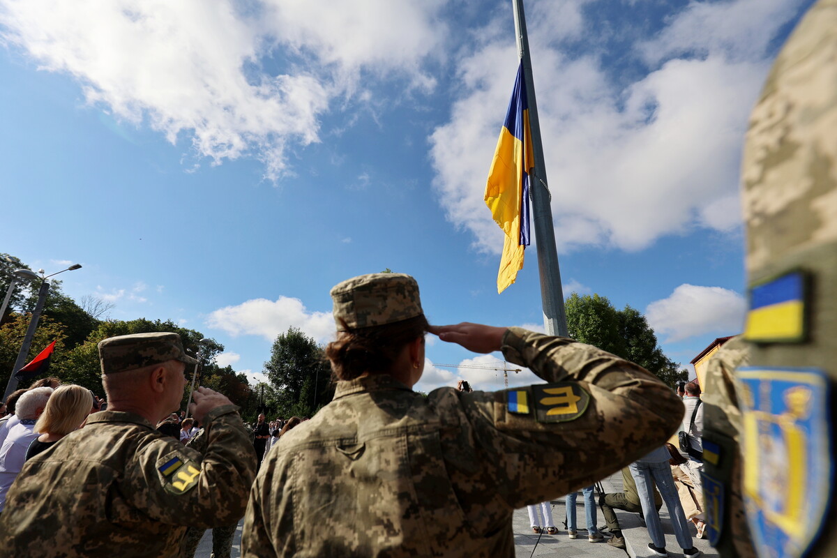 У Львові до Дня Державного Прапора урочисто підняли синьо-жовтий стяг - 7