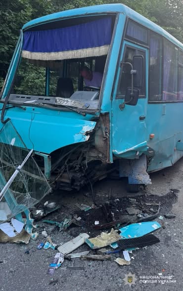 На Львівщині у зіткненні авто з автобусом травмувалися 11 людей - 2