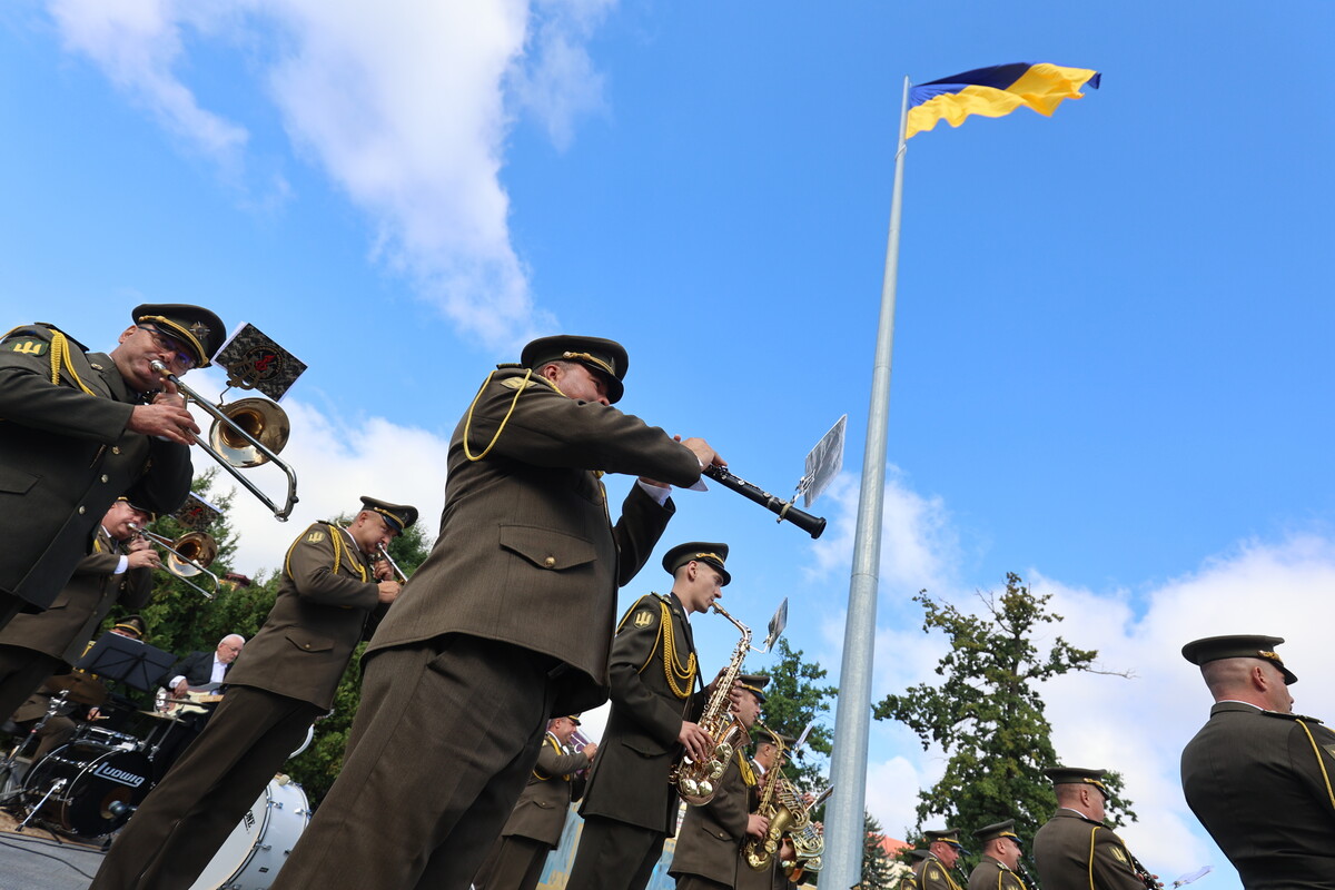 У Львові до Дня Державного Прапора урочисто підняли синьо-жовтий стяг - 8
