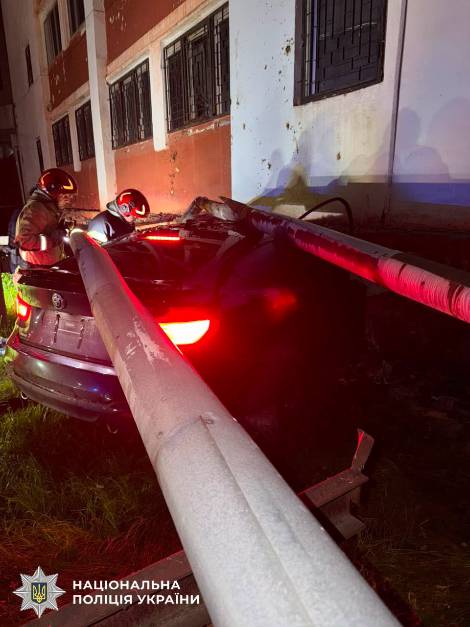 У Львові авто в'їхало в будівлю: водій загинув - 1