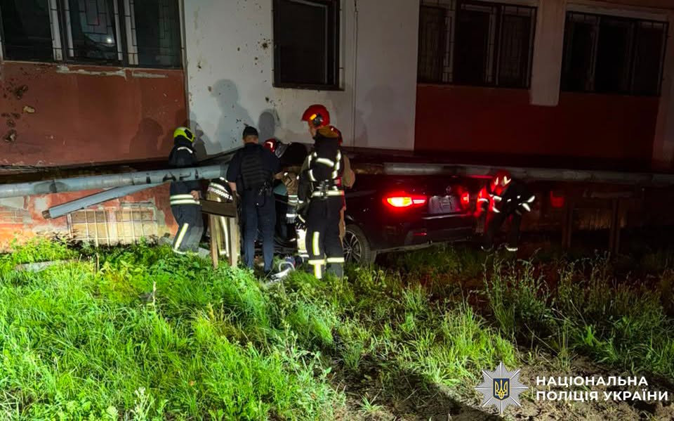 У Львові авто в'їхало в будівлю: водій загинув - 2