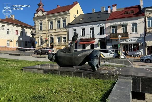 У Дрогобичі чоловіка засудили за наругу над меморіалом - 3