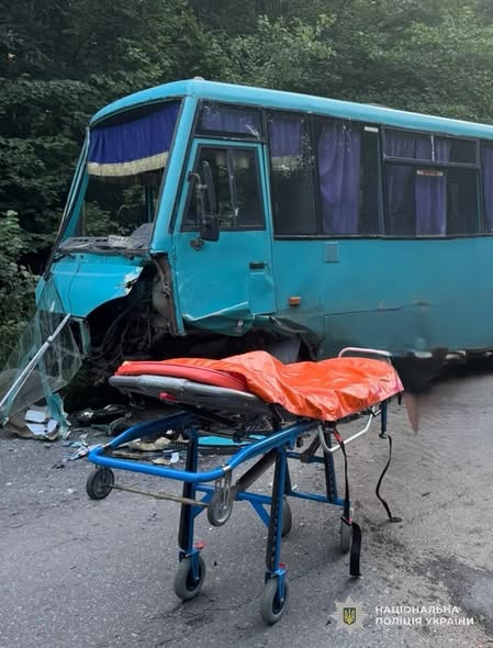 На Львівщині у зіткненні авто з автобусом травмувалися 11 людей - 3