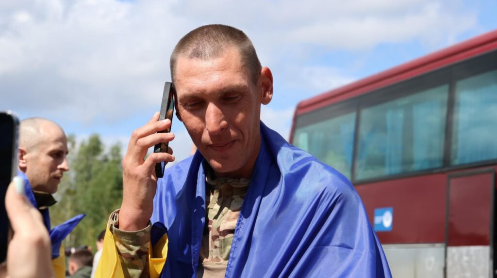 До України з російського полону повернули 103 українські воїни - 3