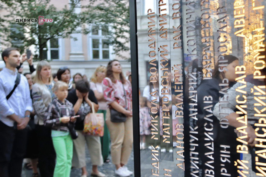 У Львові відкрили «Колони пам’яті» на честь полеглих військових (фото) - 17