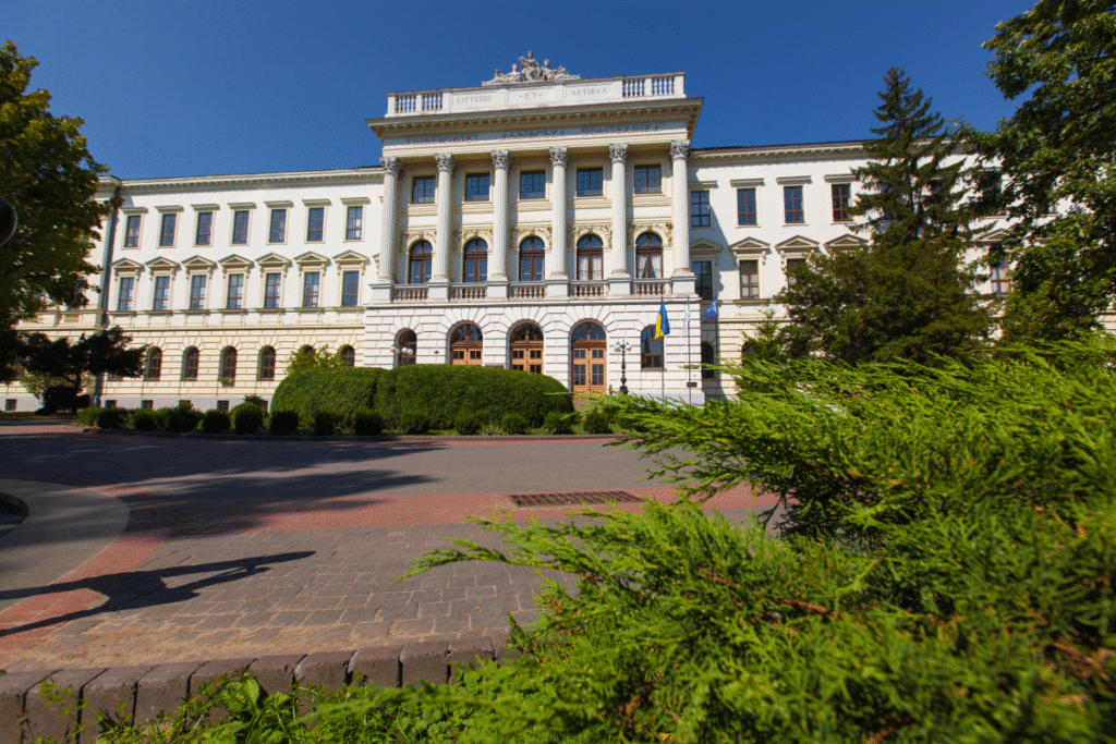 Філологія та менеджмент: які найпопулярніші спеціальності в університетах Львова цього року - 2