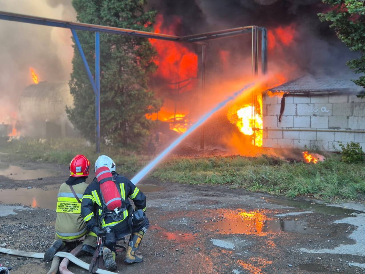Львівські рятувальники ліквідовують пожежу на заводі «Іскра». ОНОВЛЕНО - 1