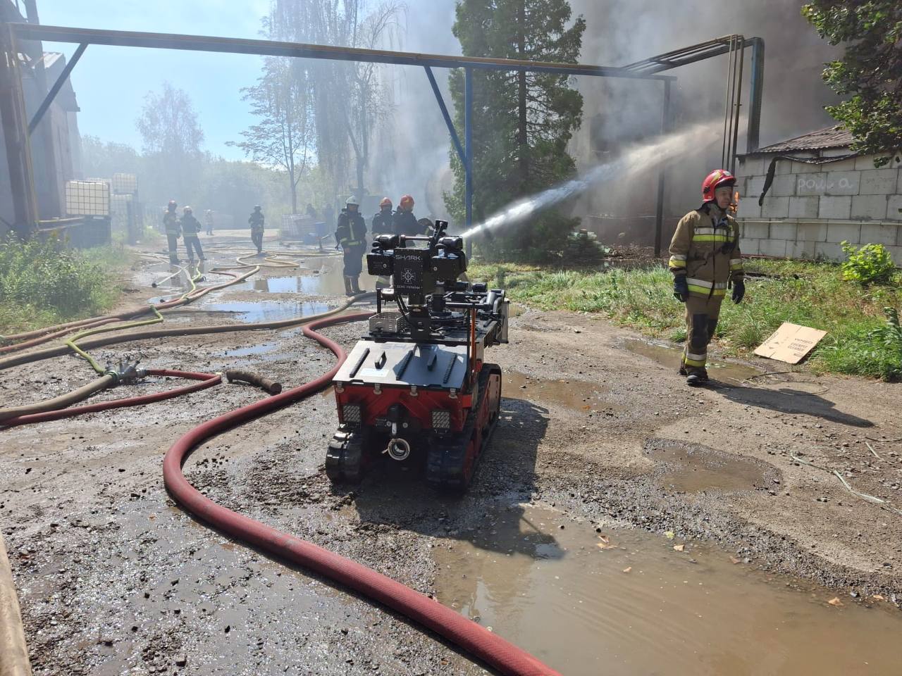 Львівські рятувальники ліквідовують пожежу на заводі «Іскра». ОНОВЛЕНО - 2