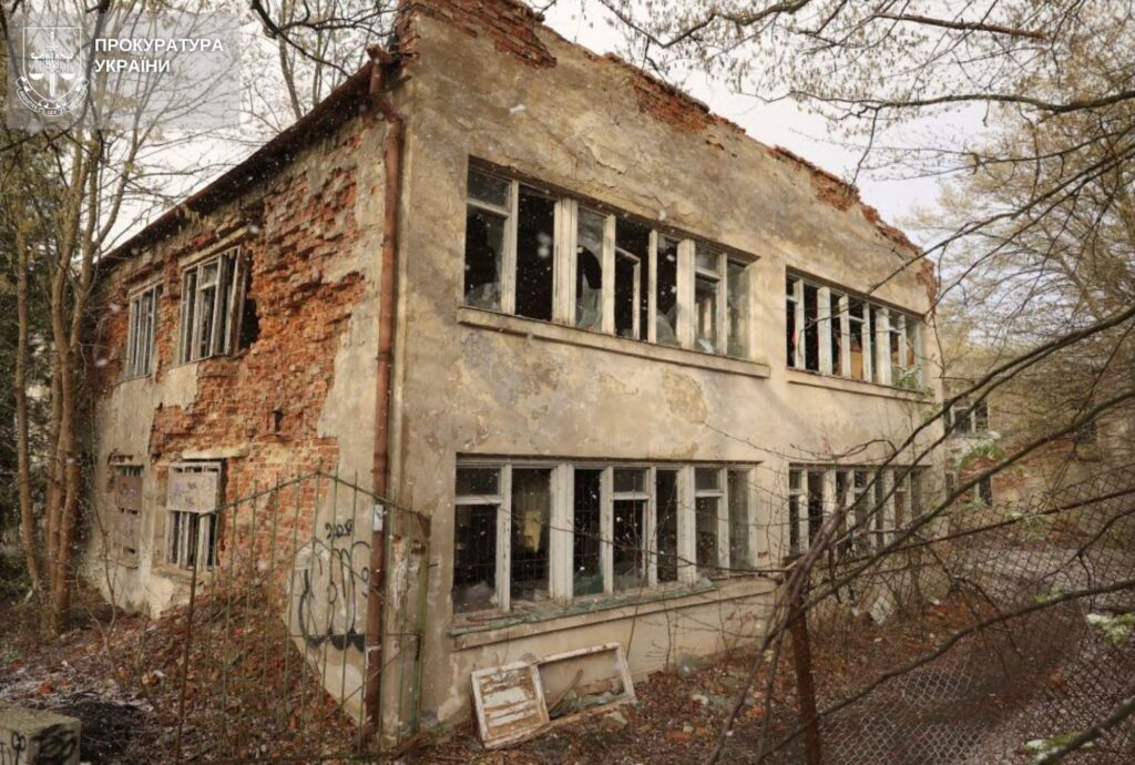 Пам'ятна скульптура, конфлікт Львова й Сокільників, пікет через нову школу: головні новини дня - 6