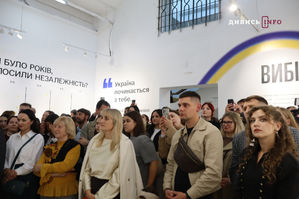 Від символів влади до «Grammy»: що побачити на інтерактивній виставці «Той день» у Львові (фото) - 6