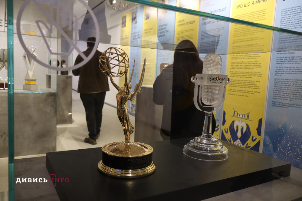 Від символів влади до «Grammy»: що побачити на інтерактивній виставці «Той день» у Львові (фото) - 3
