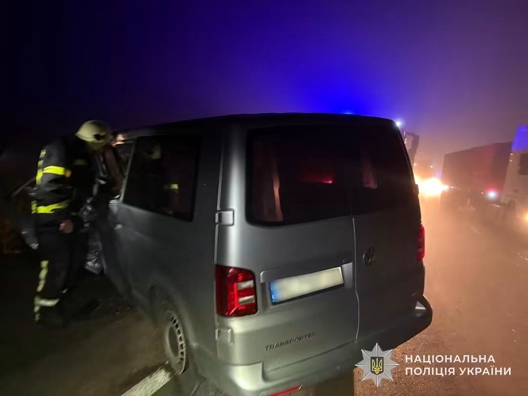 На Львівщині зіткнулися Volkswagen та BMW: трьох людей госпіталізували - 4