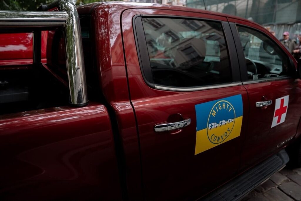 У Львові британські волонтери передали чергову партію автомобілів для Сил оборони та гуманітарних потреб - 2