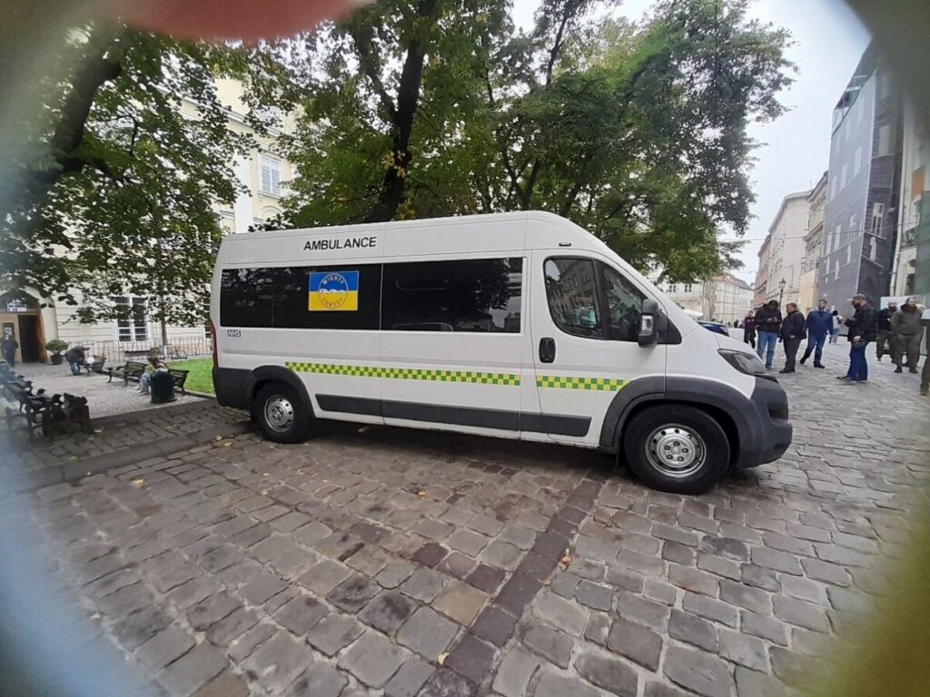 У Львові британські волонтери передали чергову партію автомобілів для Сил оборони та гуманітарних потреб - 1