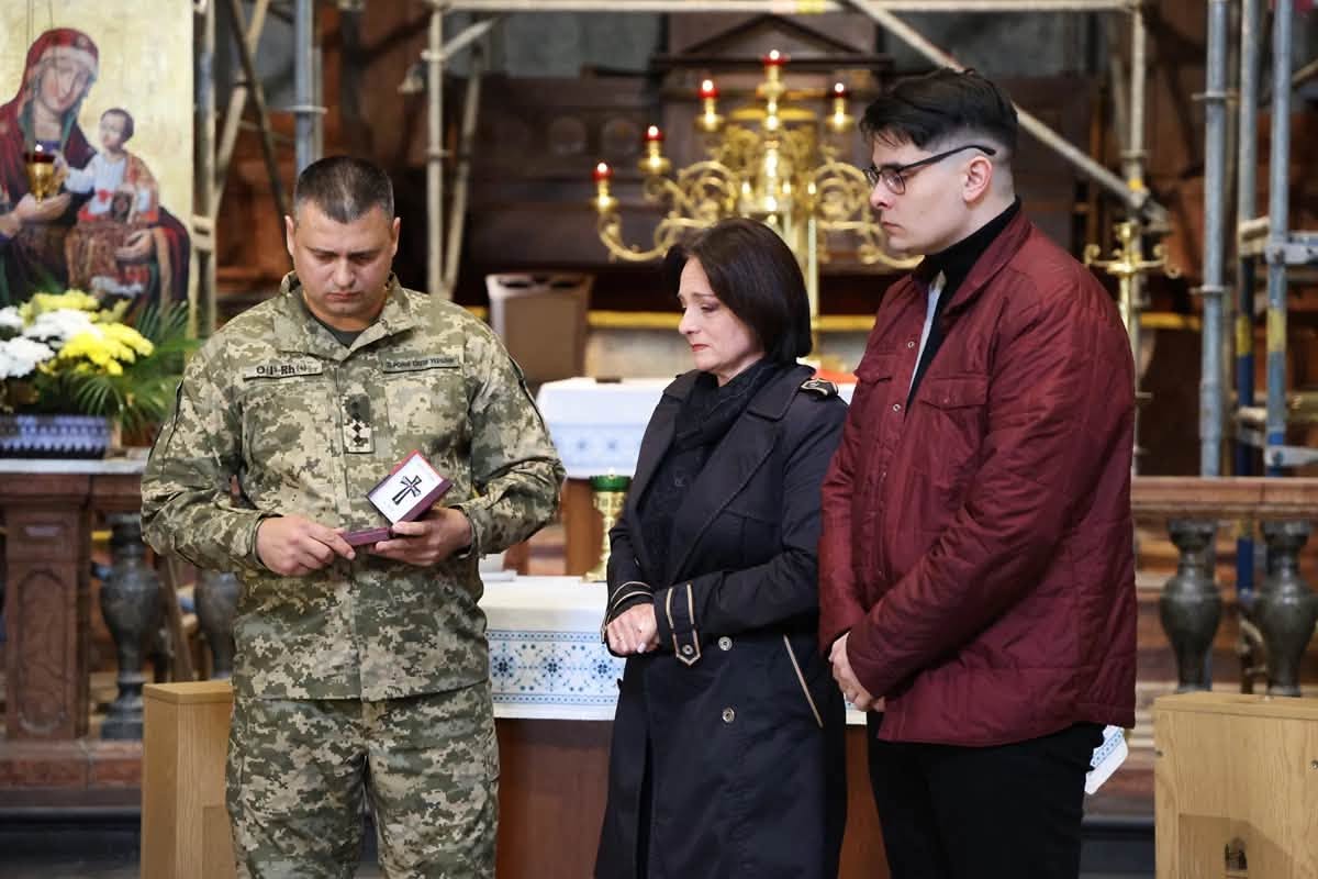 Родинам 12 полеглих розвідників вручили «Хрести Героя» - 1
