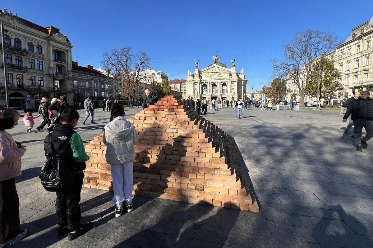 У Львові на площі перед Оперним театром з’явився мистецький об'єкт «Говерла» - 1