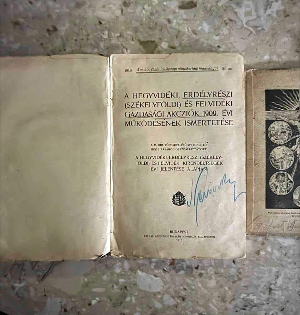 На кордоні з Польщею виявили дві старовинні книги - 1