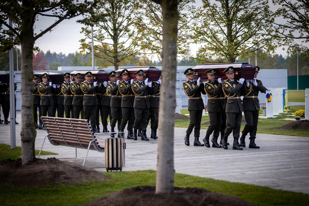 na-natsionalnomu-viyskovomu-memorialnomu-kladovyshchi-z-viyskovymy-pochestyamy-pohovaly-14-nevidomyh-zahysnykiv-ukrayiny-14