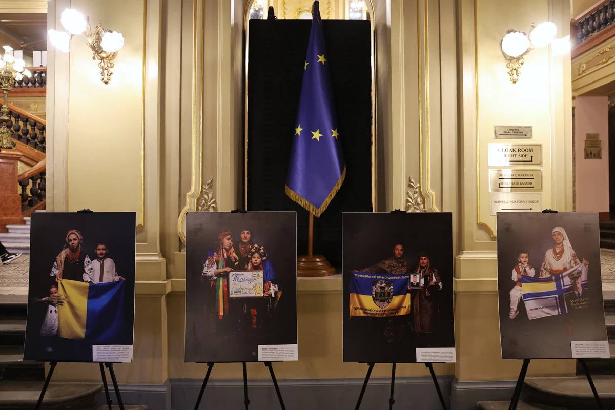 У Львівській опері відкрили виставку про родини захисників - 5