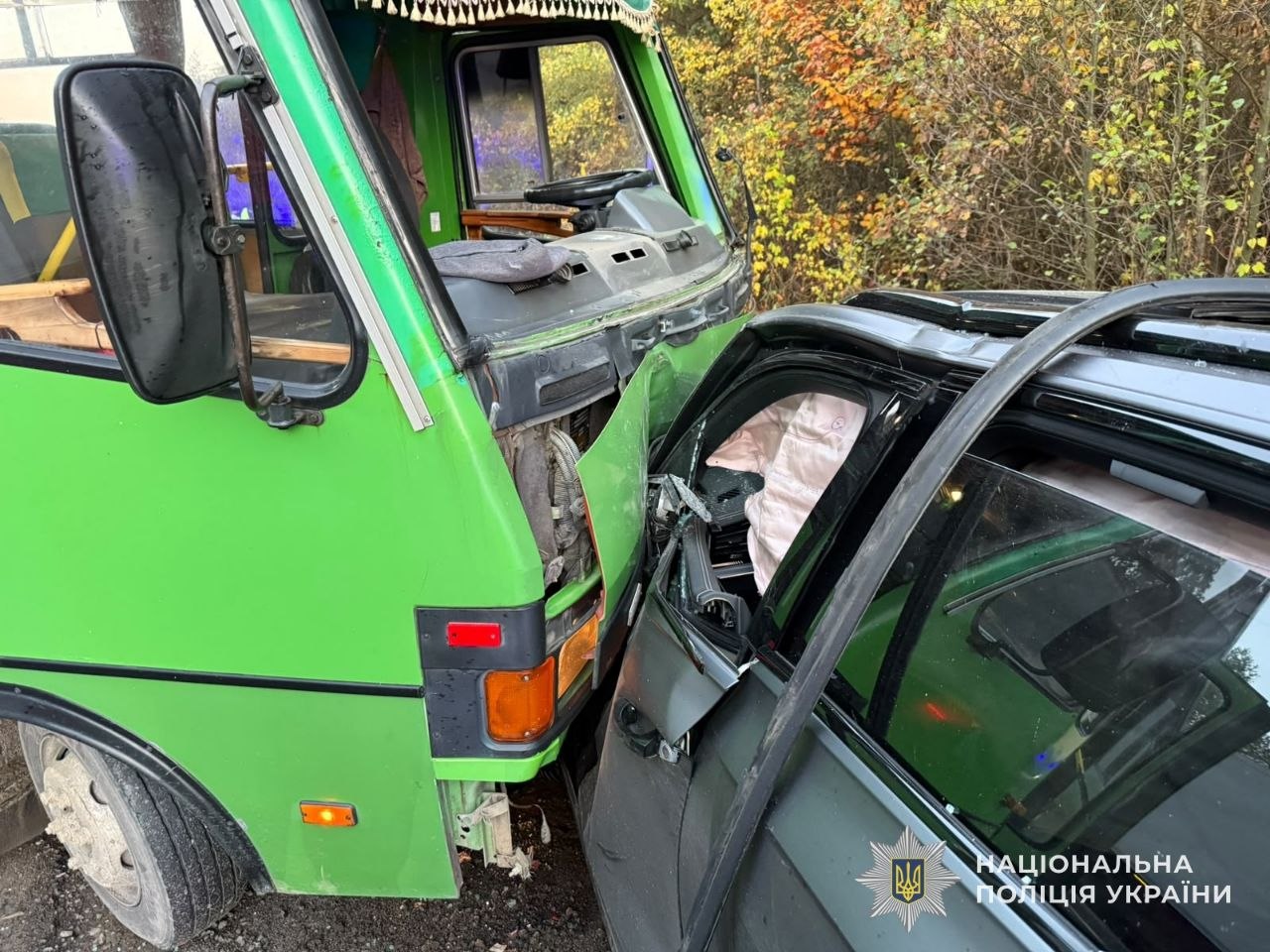 На Яворівщині зіткнулися автобус і позашляховик: п'ятеро постраждалих - 3