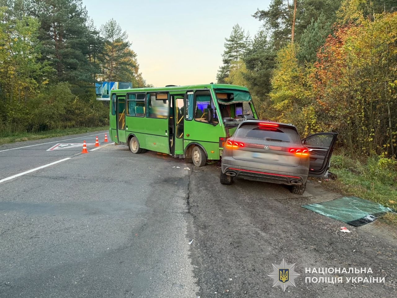 На Яворівщині зіткнулися автобус і позашляховик: п'ятеро постраждалих - 2