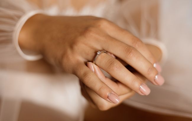 woman_with_engagement_ring_with_diamond_beautiful_manicure_650x410