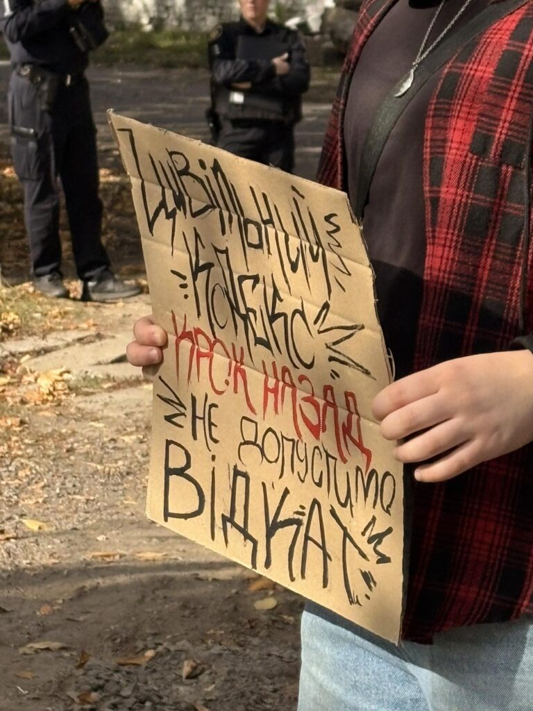 Зміни в оповіщенні тривог, протест активістів у Львові, зарплати водіям і двірникам: головні новини дня - 4